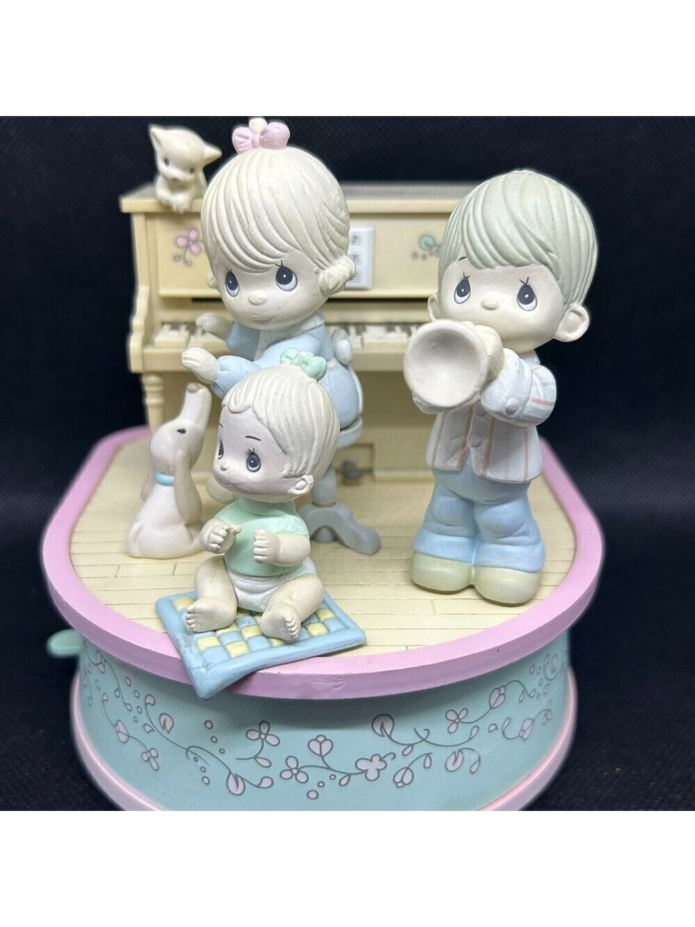 Precious Moments Music box plays "I'd Like To Teach The World To Sing"